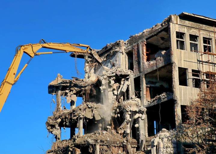 Déconstruction sécurisée de structures résidentielles et d'habitations privées.